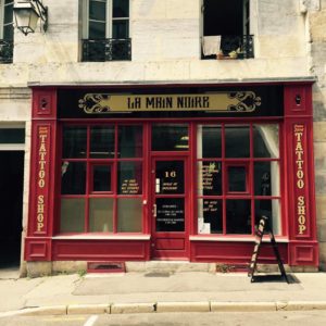 facade du salon tattoo la main noire