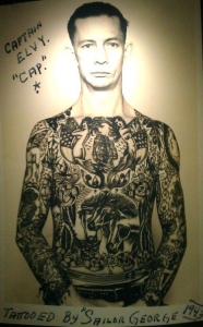 homme tatouée traditionnel us