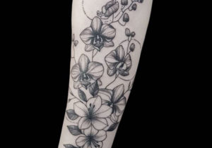 Artistes-tatoueurs-tatouage-besancon-la-main-noire-lola-1