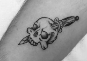 Artistes-tatoueurs-tatouage-besancon-la-main-noire-quinsee-3