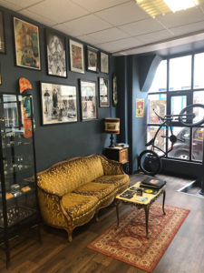 la-main-noire-salon-tatouage-besancon
