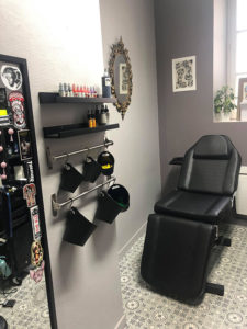 la-main-noire-salon-tatouage-besancon-5
