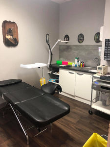 la-main-noire-salon-tatouage-besancon-2