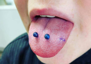 Pierceuse-Anais-Piercing-tatouage-besancon-la-main-noire-2
