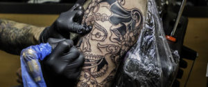 soins-tatouage-cicatrisation-la-main-noir-salon-besancon-10