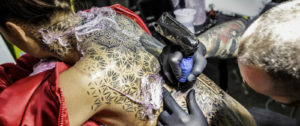 soins-tatouage-cicatrisation-la-main-noir-salon-besancon-11