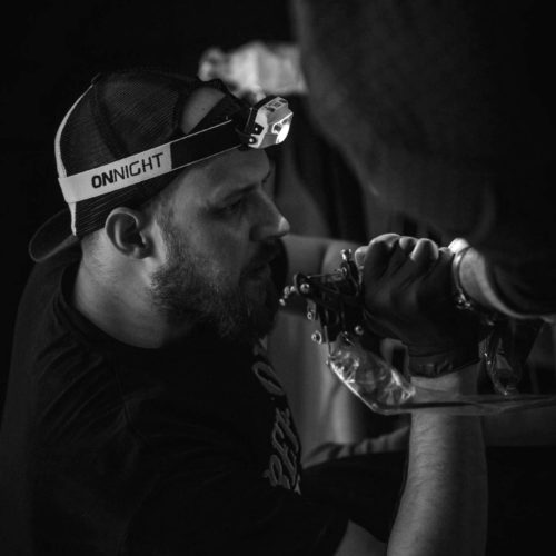Tooni, Tatoueur à besançon, La Main Noire